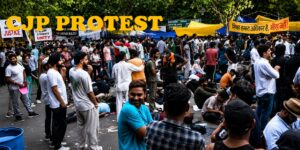 जंतर-मंतर पर प्रदर्शन करते Cockroach Janta Party के समर्थक और पुलिस बल