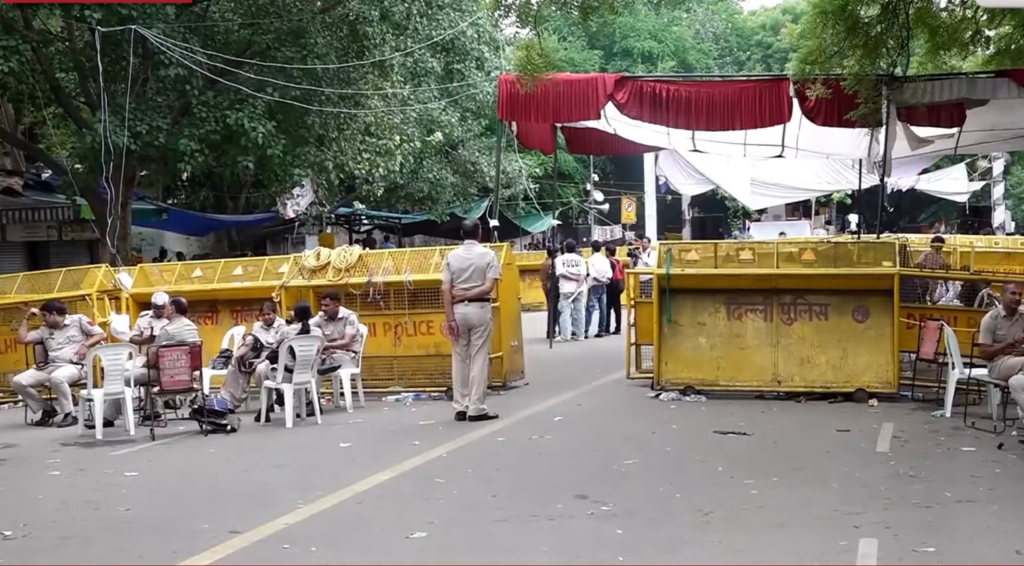 Cockroach Janta Party Protest पुलिस कार्रवाई के बाद भी जारी छात्रों का आंदोलन 4 पुलिस कार्रवाई के बाद भी जंतर-मंतर पर जुटे हजारों प्रदर्शनकारी