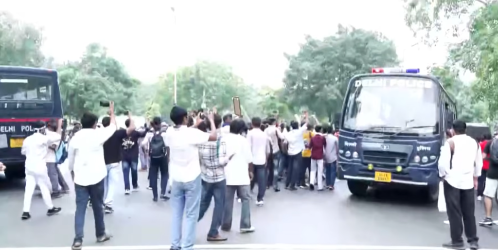 Cockroach Janta Party Protest पुलिस कार्रवाई के बाद भी जारी छात्रों का आंदोलन 5 शिक्षा सुधार और परीक्षा पारदर्शिता की मांग करते प्रदर्शनकारी छात्र